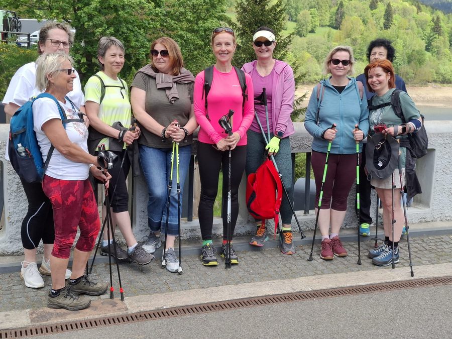 Skupina účastníků workshopu Nordic walking v přírodě