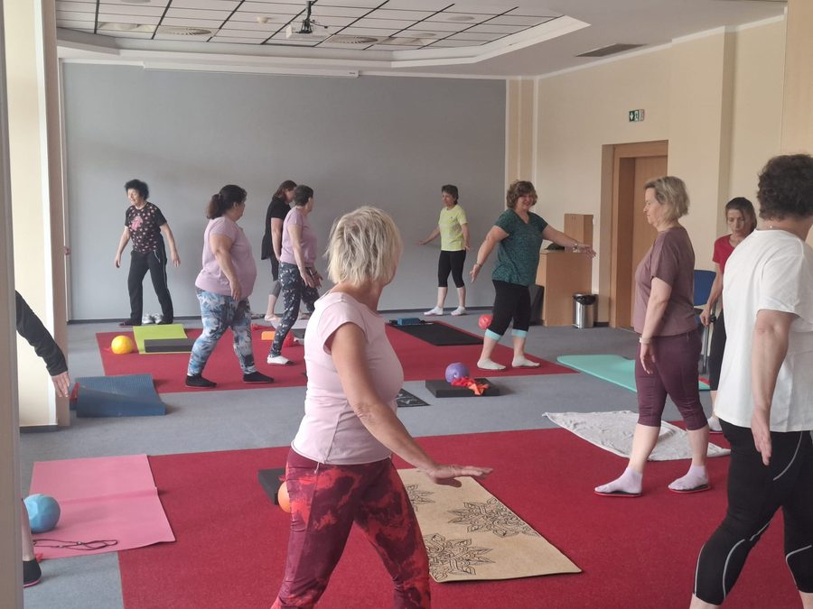 Skupinové zdravotní cvičení na workshopu